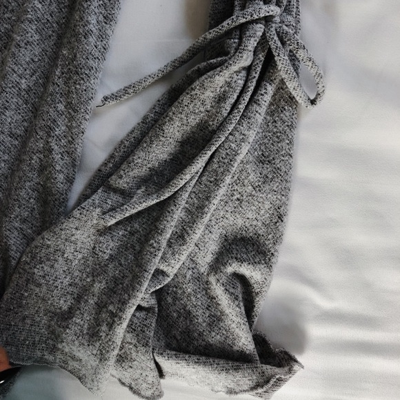 Flowy Gray Top - Picture 4 of 4